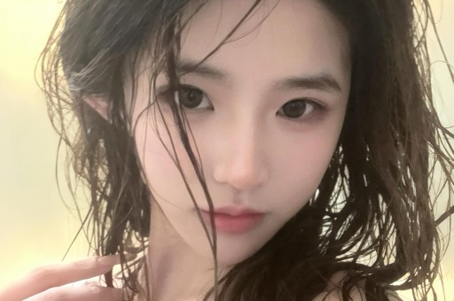 IU与边佑锡在《完美王冠》片场练习华尔兹与吻戏的趣味花絮！